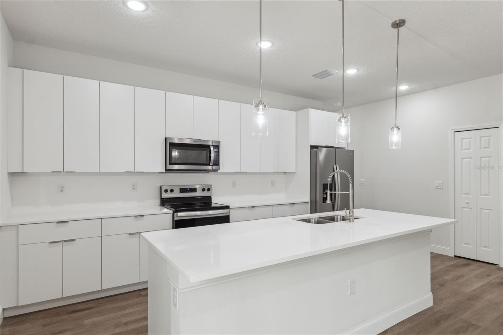 Listing photo id 19 for 2565 Laredo Drive