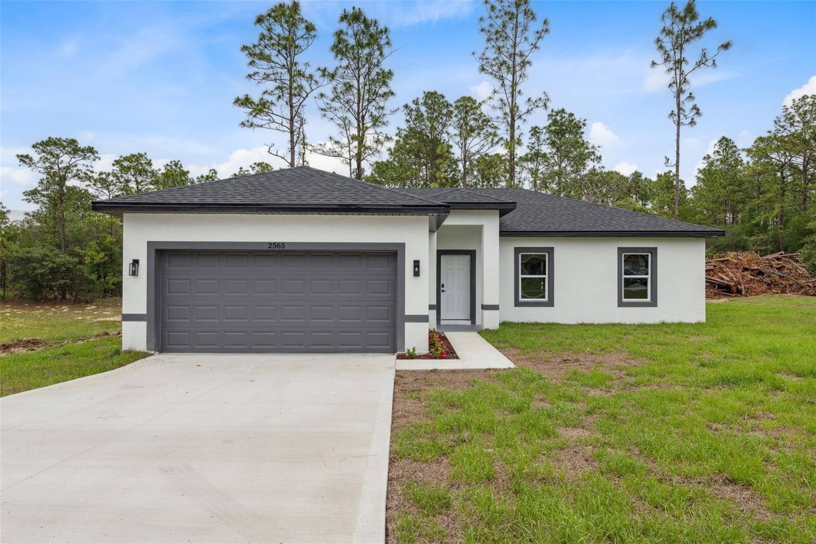 Listing photo id 1 for 2565 Laredo Drive