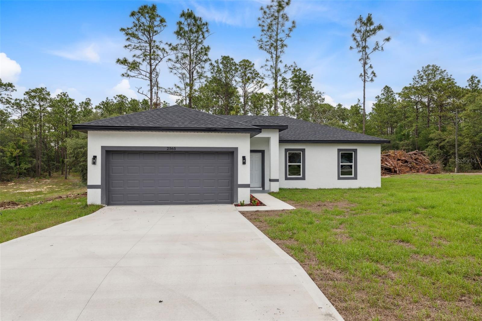 Listing photo id 3 for 2565 Laredo Drive