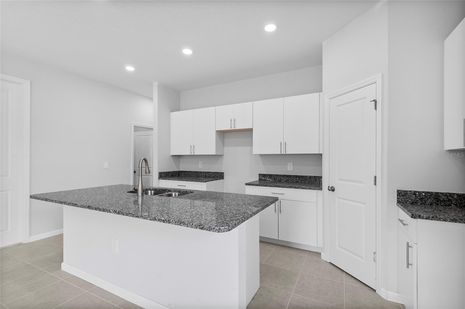 Image 18 of 23 For 6015 Vermont Street