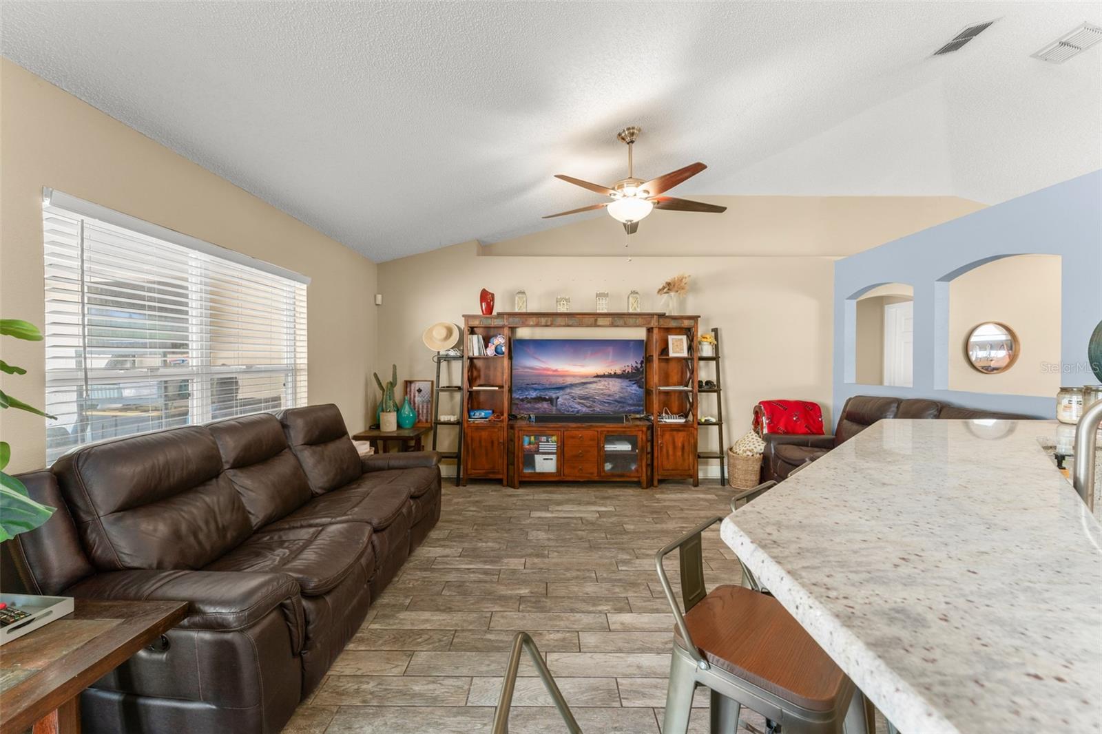 Listing photo id 8 for 3342 Sanborn Lane