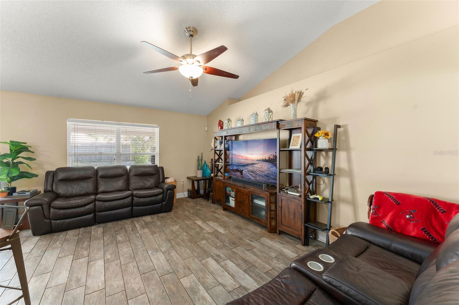 Listing photo id 11 for 3342 Sanborn Lane