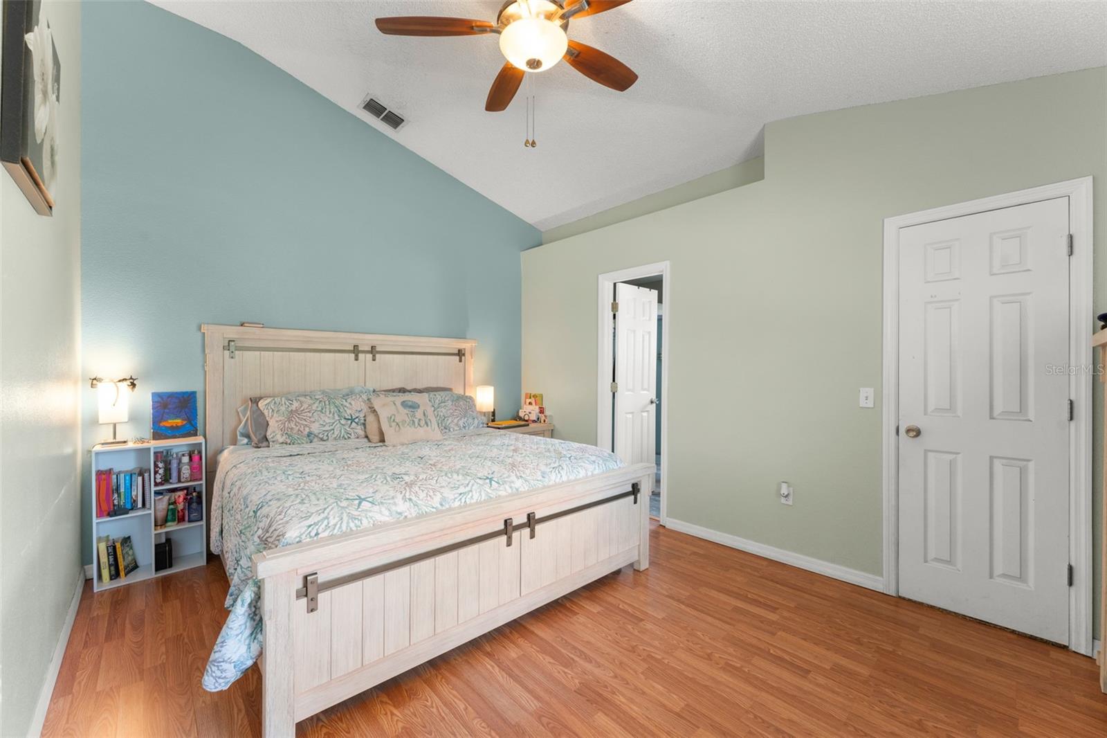 Listing photo id 12 for 3342 Sanborn Lane