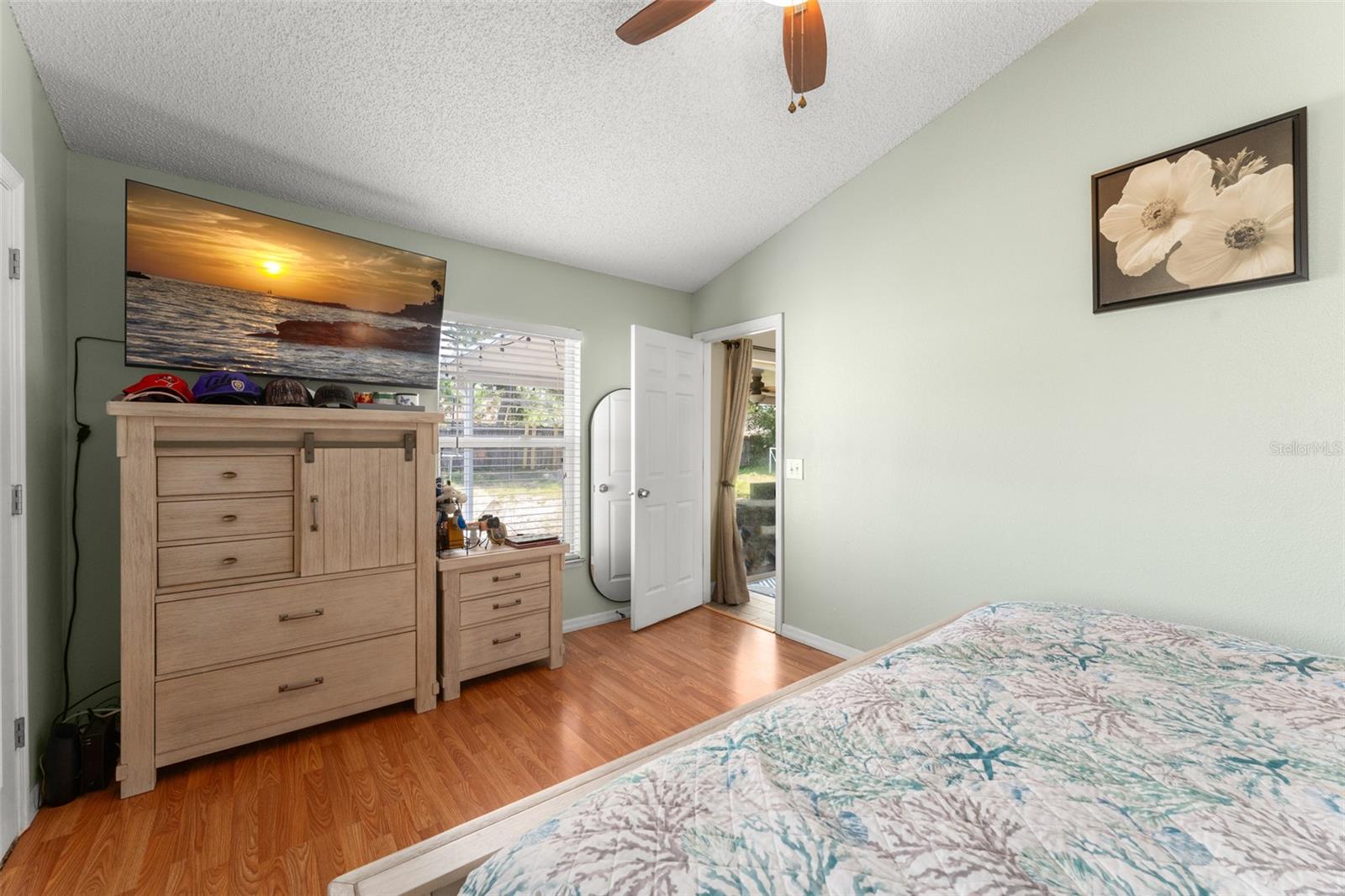 Listing photo id 13 for 3342 Sanborn Lane