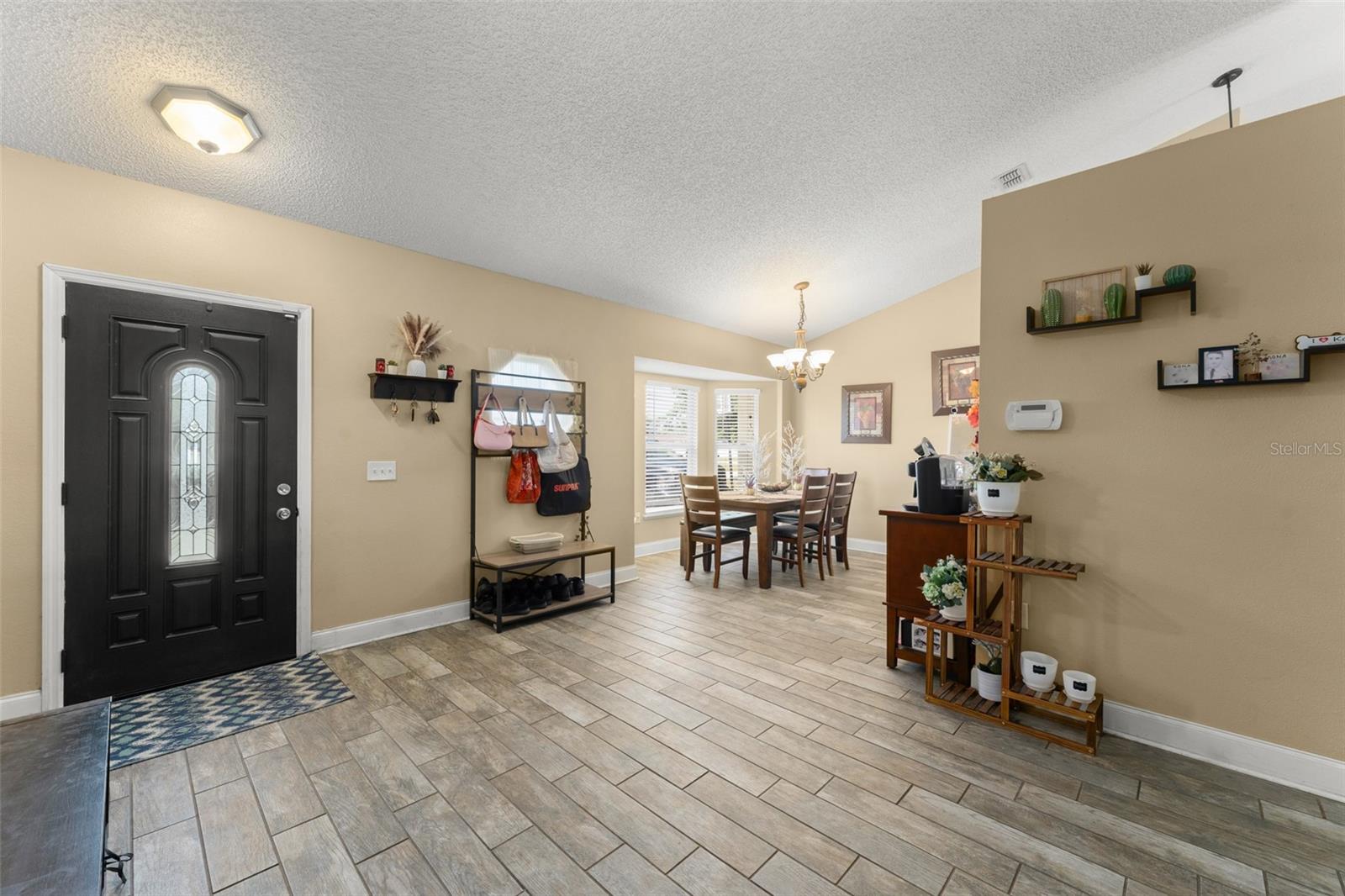 Listing photo id 2 for 3342 Sanborn Lane