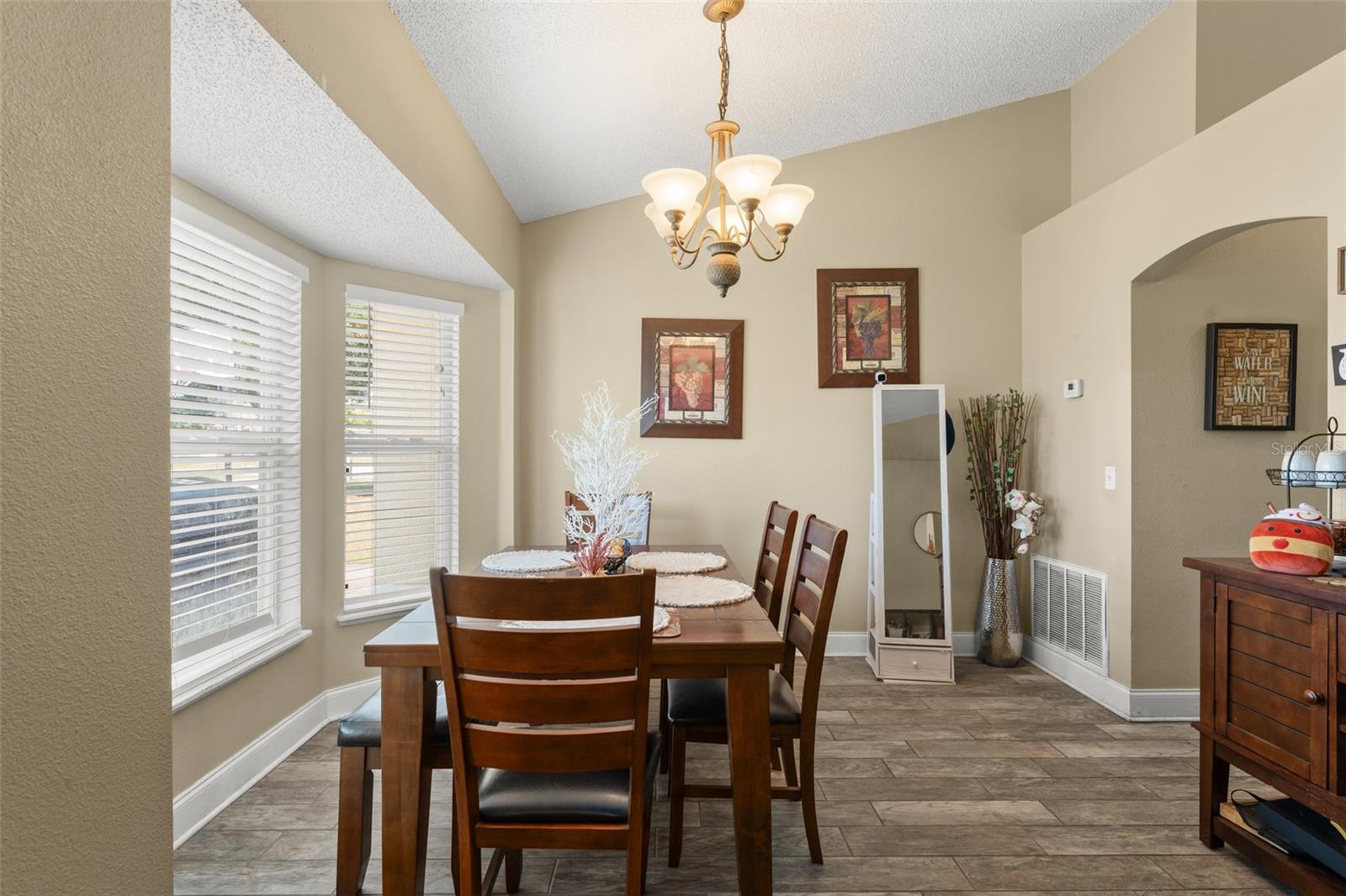 Listing photo id 3 for 3342 Sanborn Lane