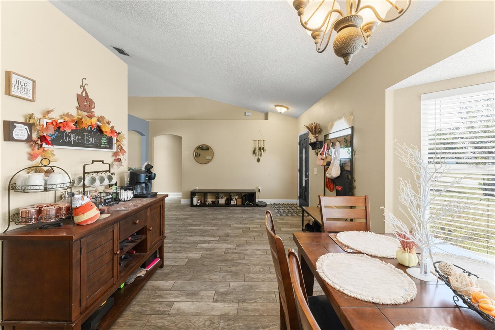 Listing photo id 4 for 3342 Sanborn Lane