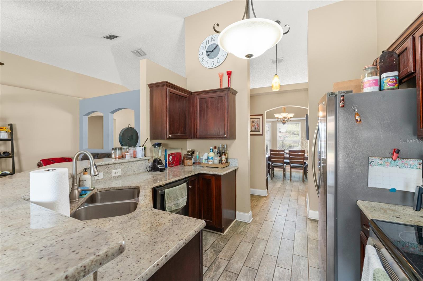 Listing photo id 6 for 3342 Sanborn Lane