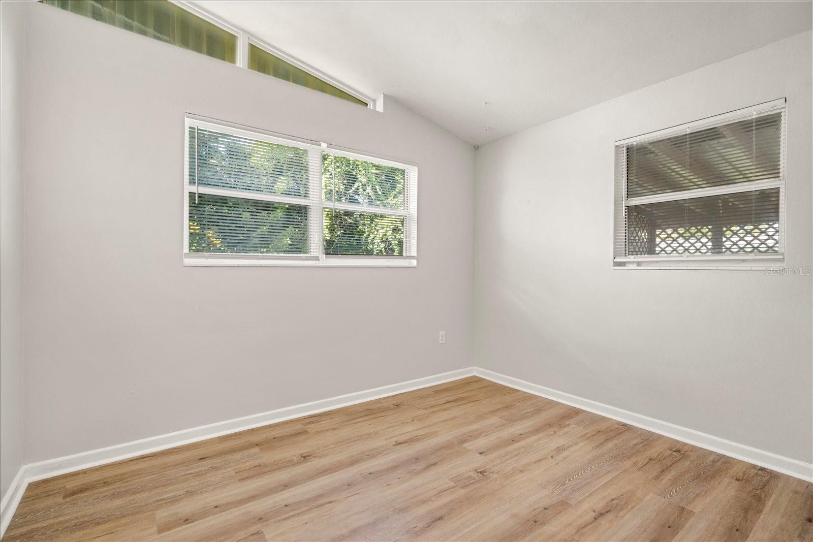 Image 20 of 27 For 1104 Hillcrest Drive