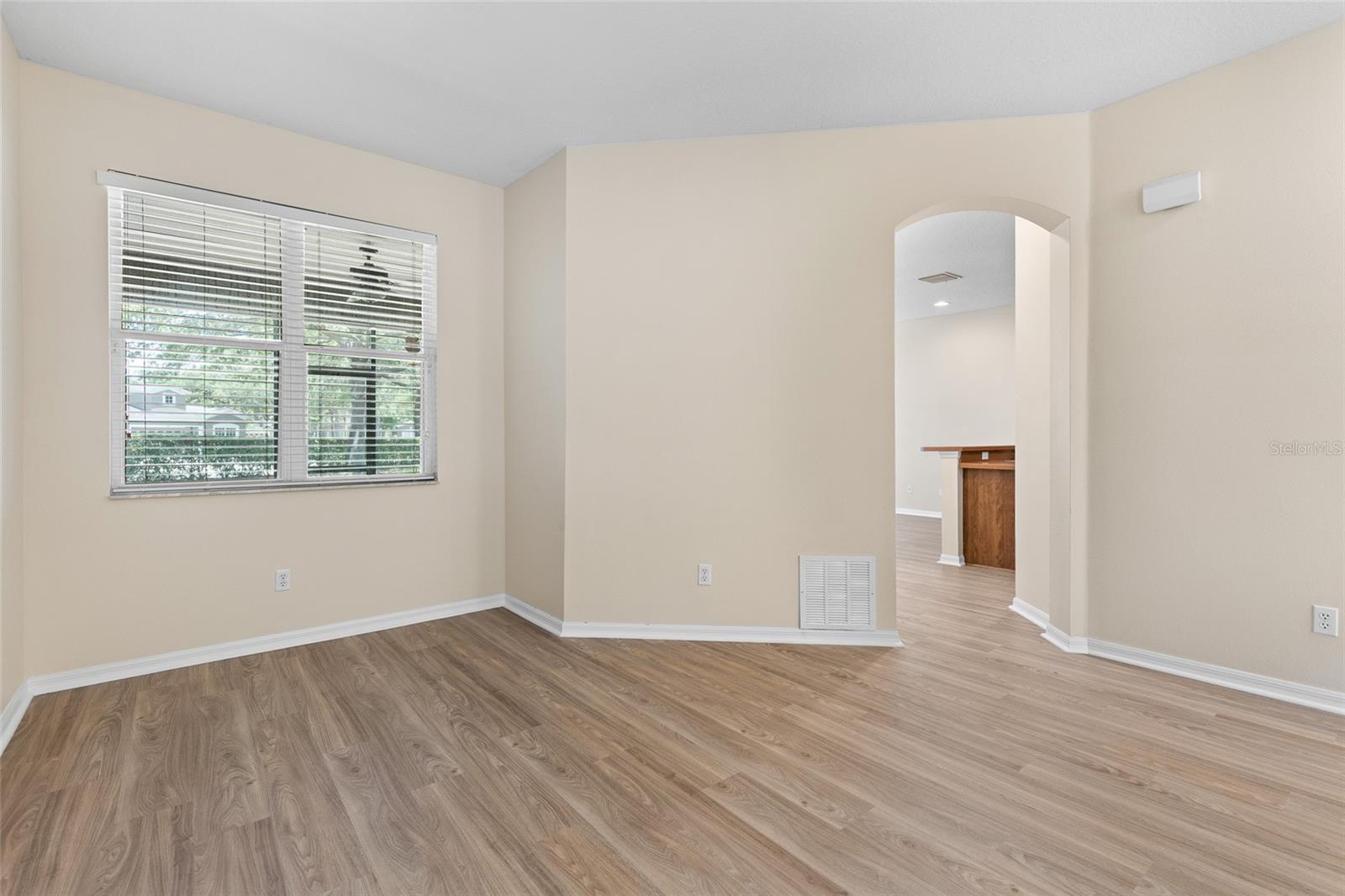 Image 6 of 41 For 1062 Wickerwood Street