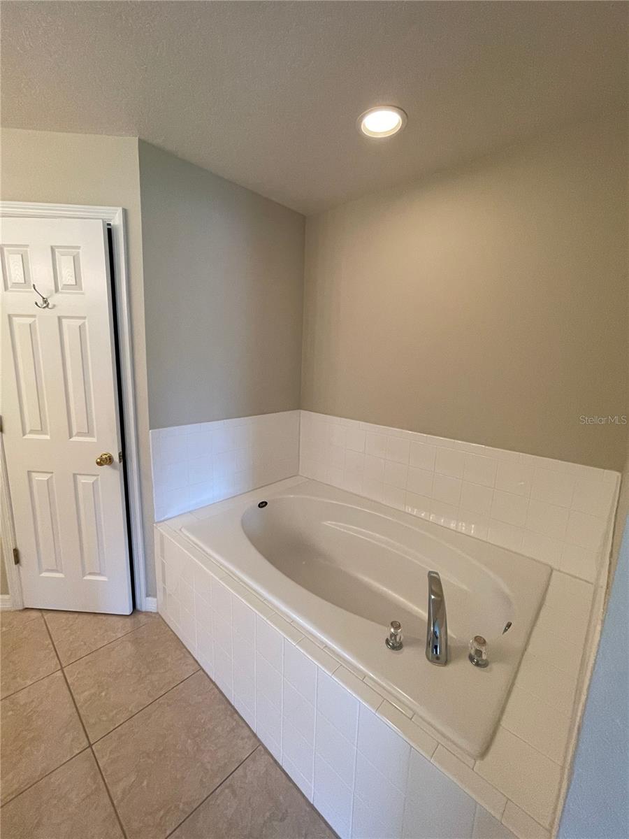 Image 18 of 30 For 207 Cranbrook Drive