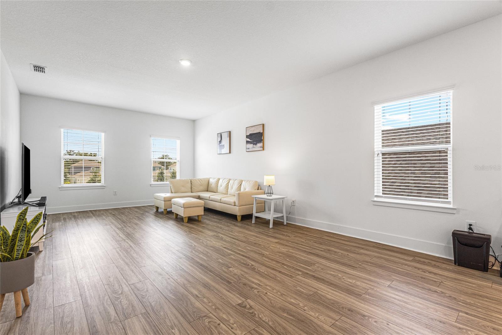 Image 33 of 51 For 14955 Lebeau Loop
