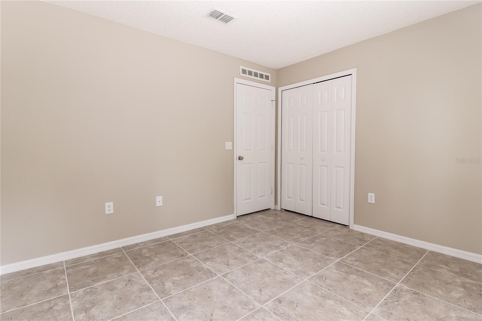 Image 10 of 15 For 927 Cambridge Court