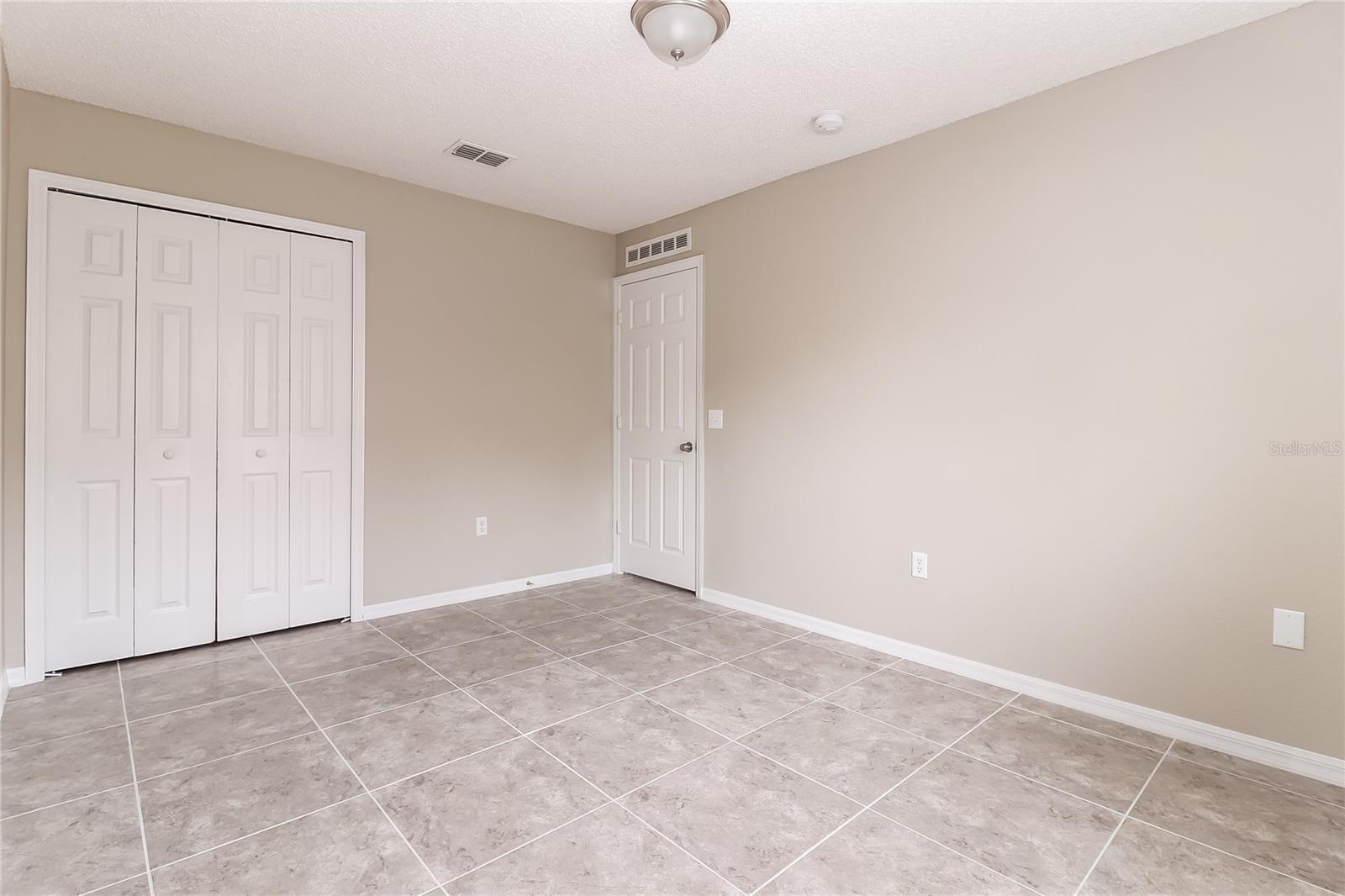 Image 11 of 15 For 927 Cambridge Court