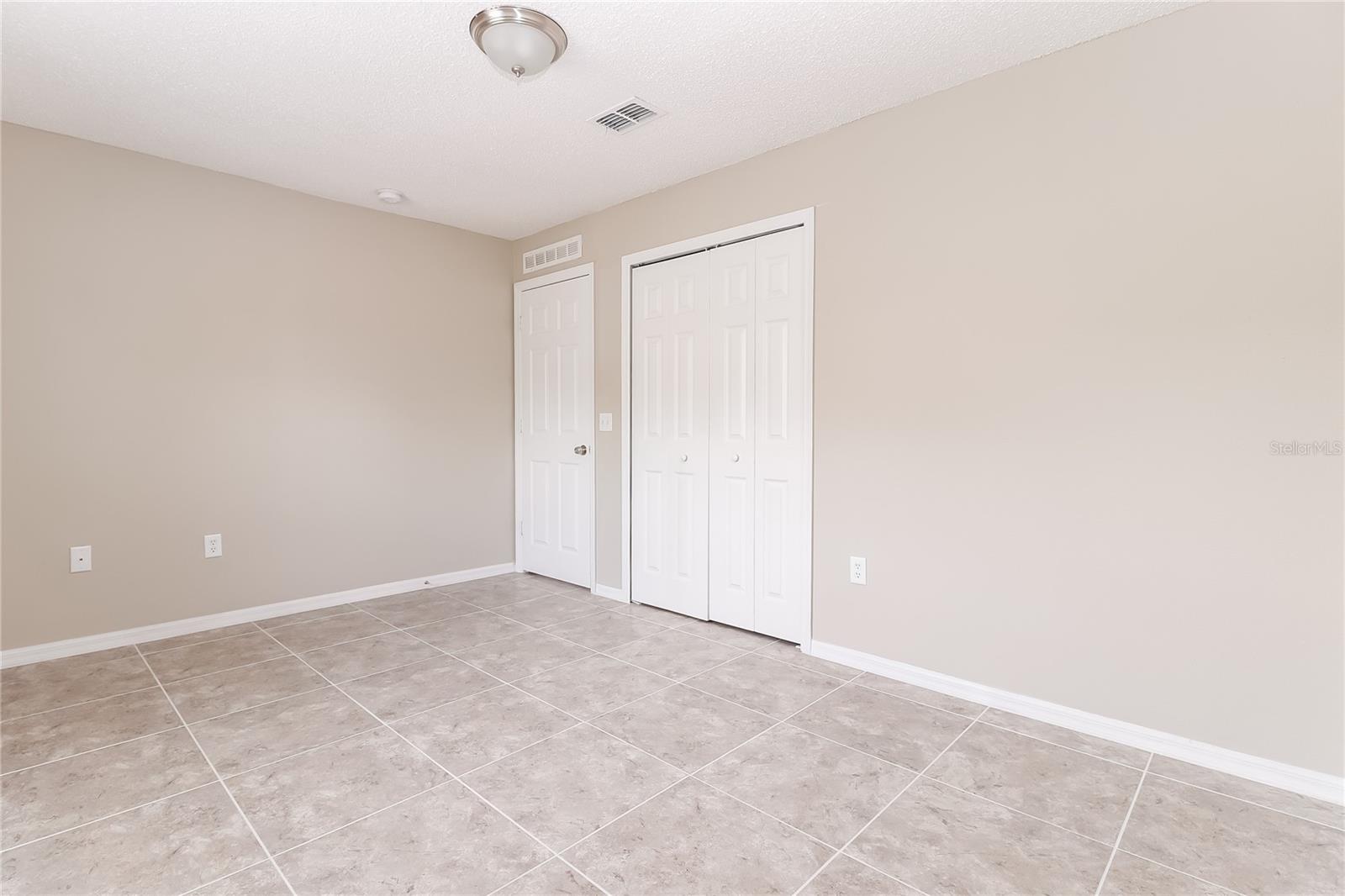 Image 13 of 15 For 927 Cambridge Court