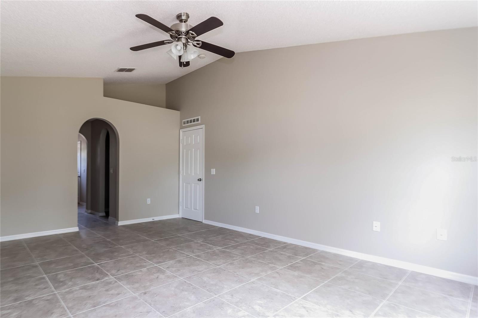 Image 3 of 15 For 927 Cambridge Court