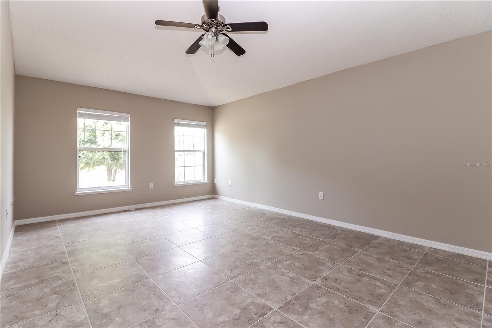 Image 4 of 15 For 927 Cambridge Court