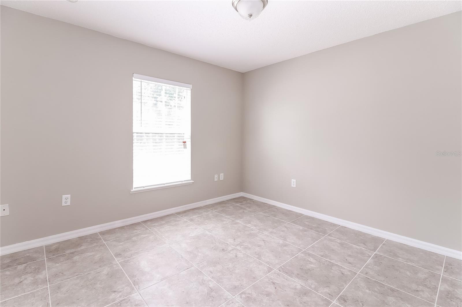 Image 9 of 15 For 927 Cambridge Court
