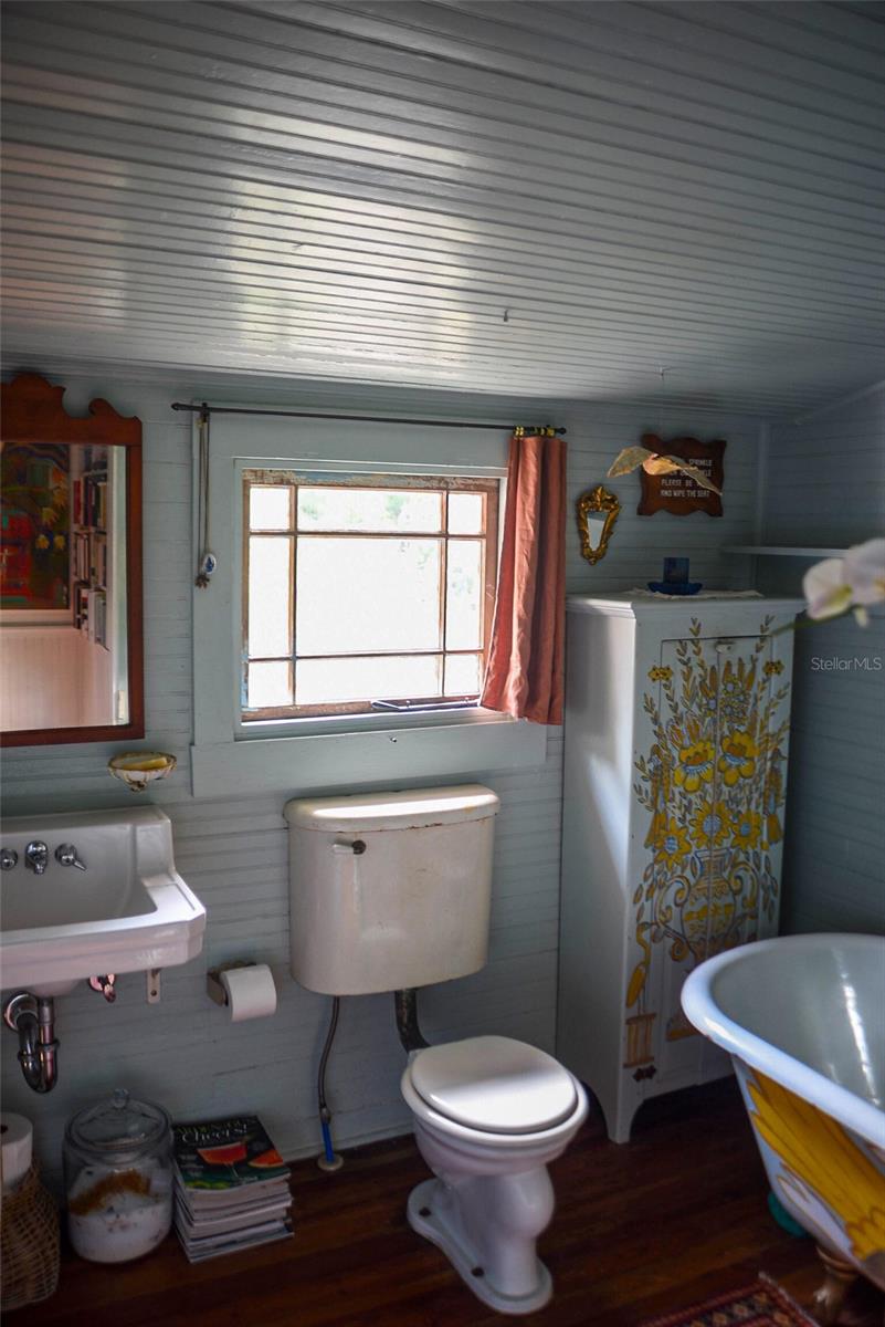Image 11 of 43 For 748 Florence Avenue