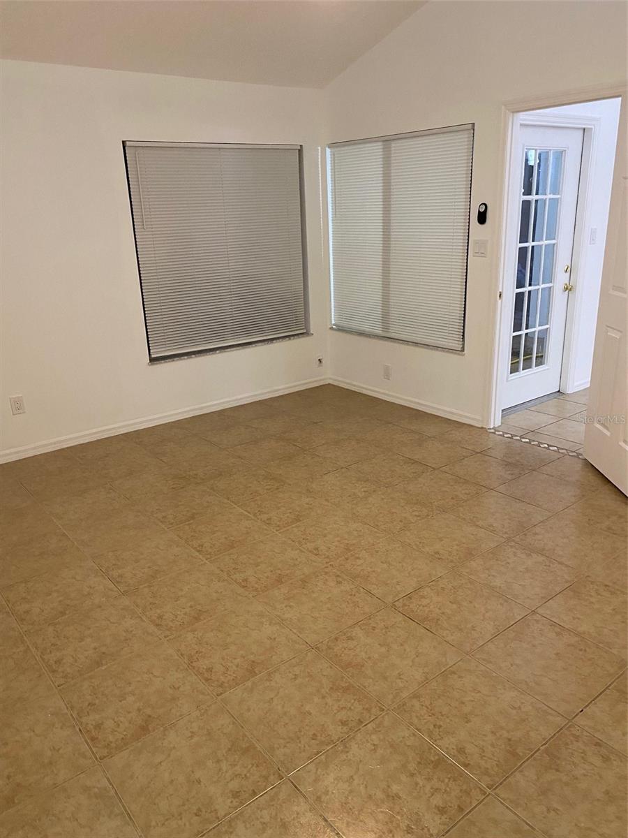 Image 19 of 22 For 724 Barrington Circle