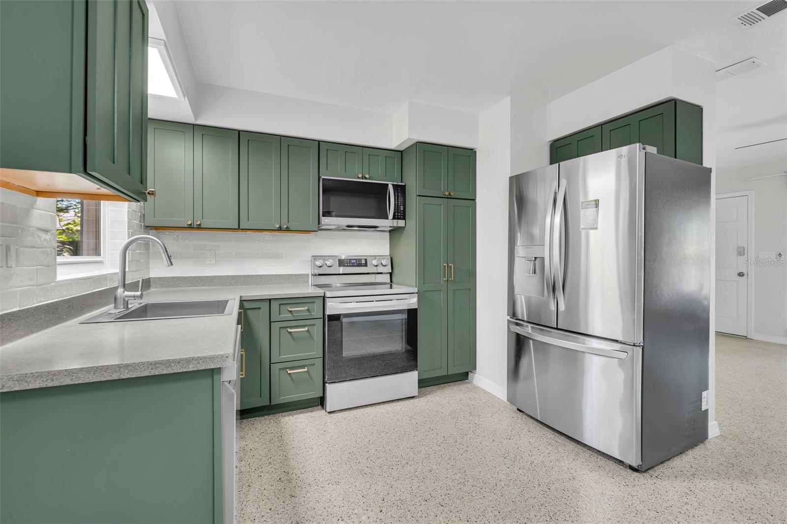 Image 11 of 32 For 3615 Pelican Ln