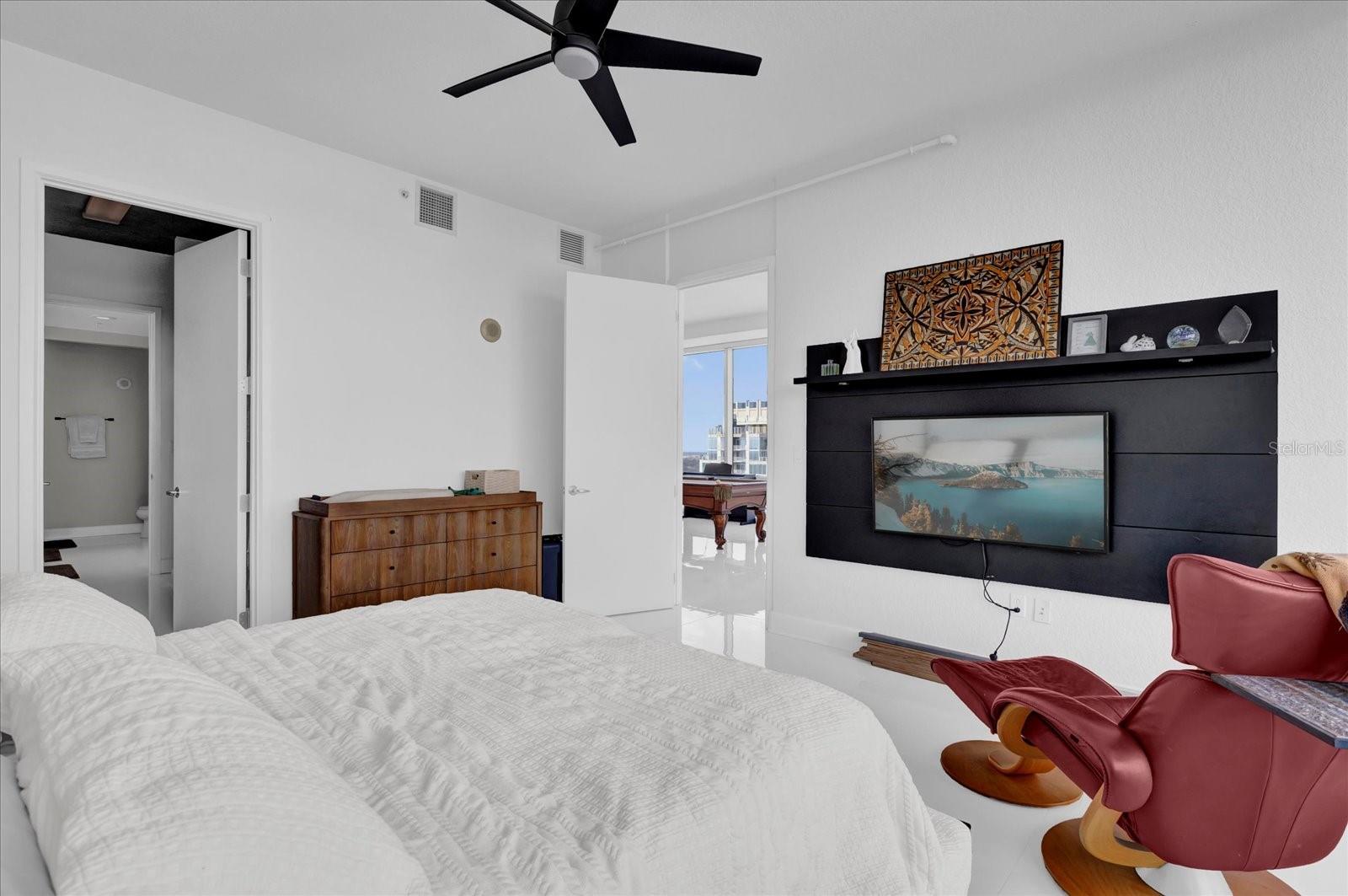 Image 13 of 47 For 150 Robinson Street 2111