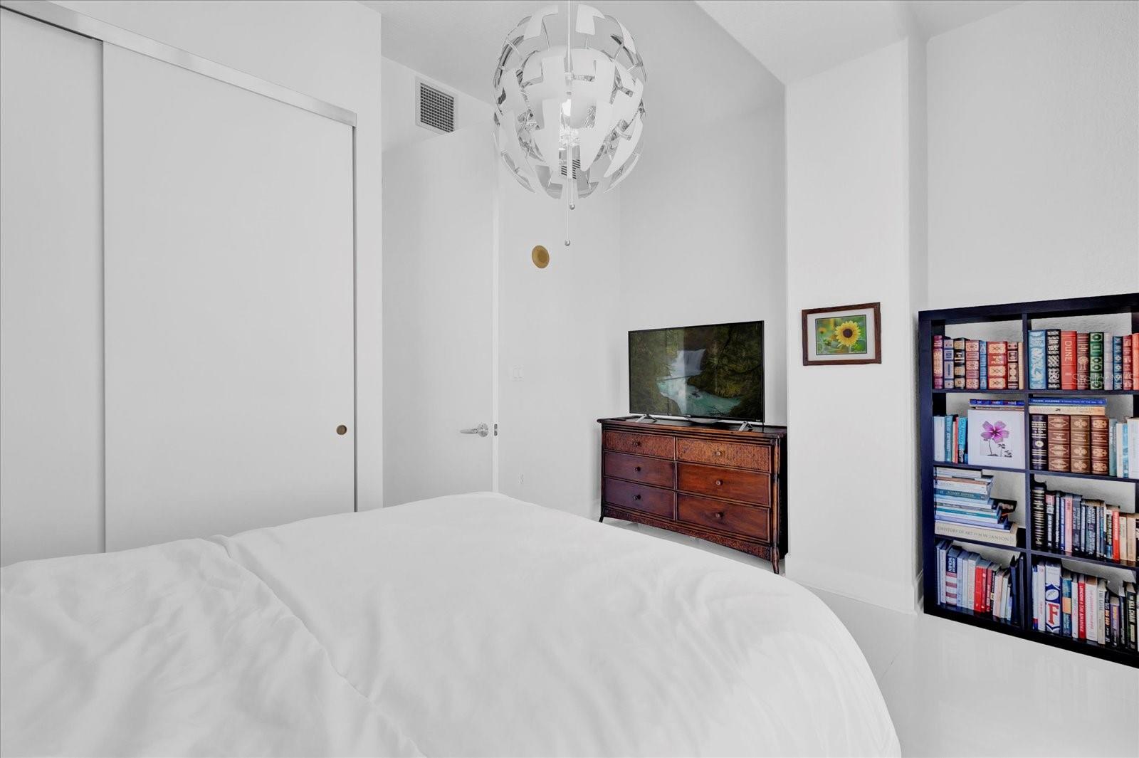 Image 21 of 47 For 150 Robinson Street 2111