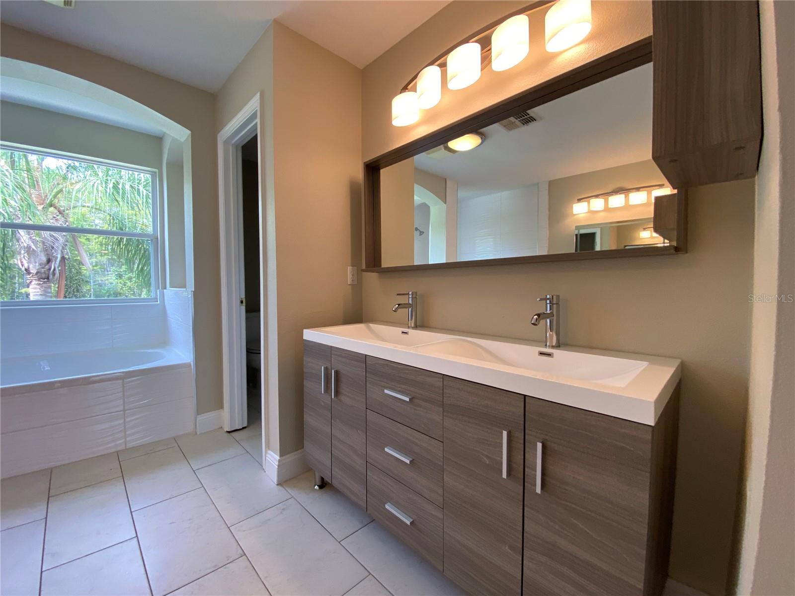 Image 27 of 44 For 4115 Andover Cay Boulevard