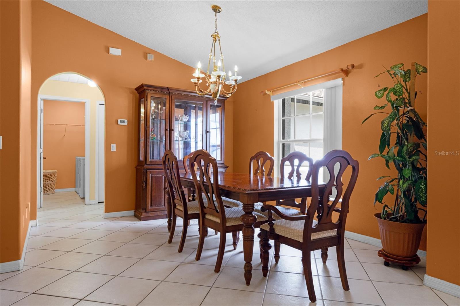 Listing photo id 12 for 2888 Middleton Circle