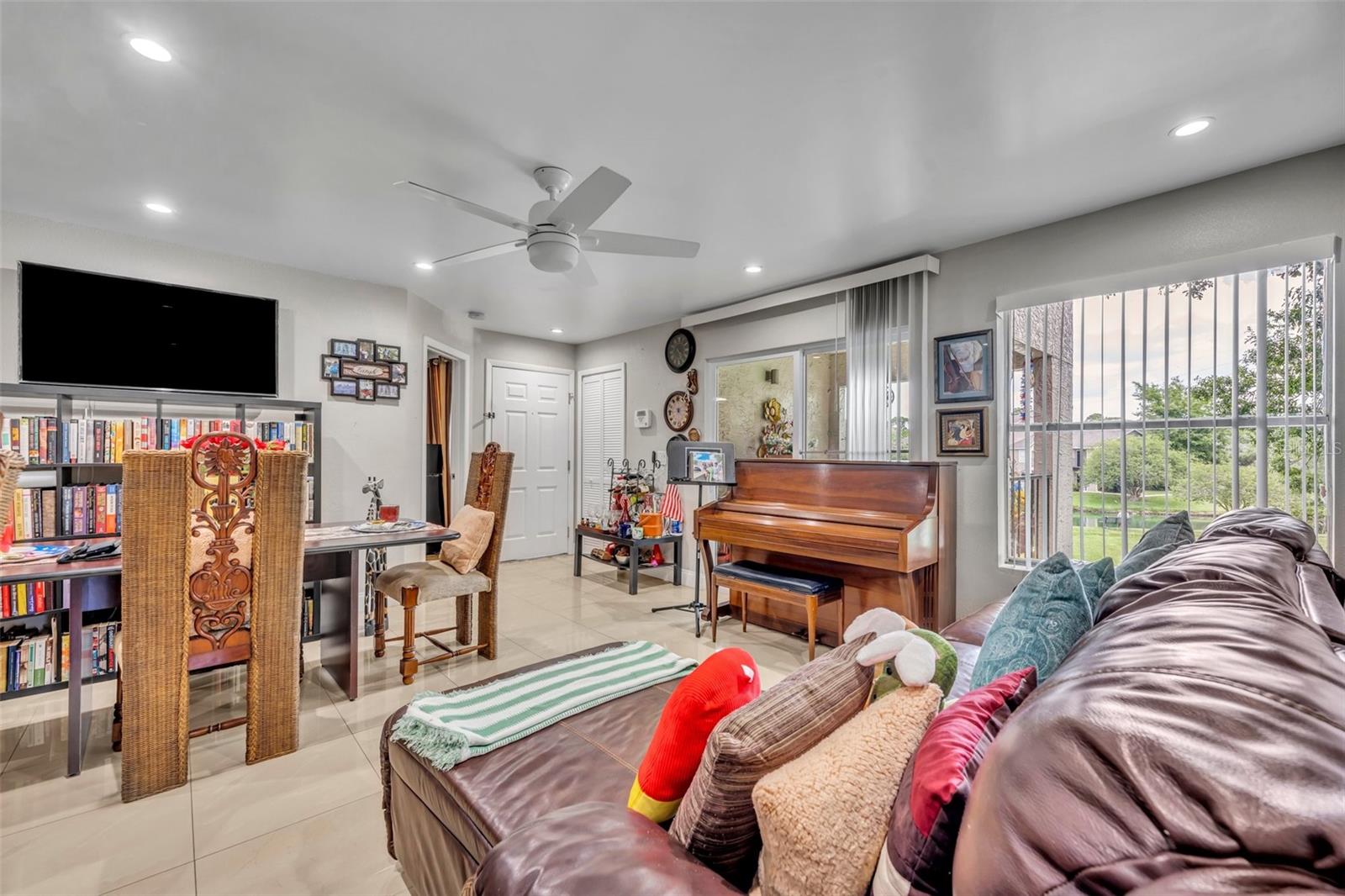 Image 4 of 23 For 4740 Walden Circle 28