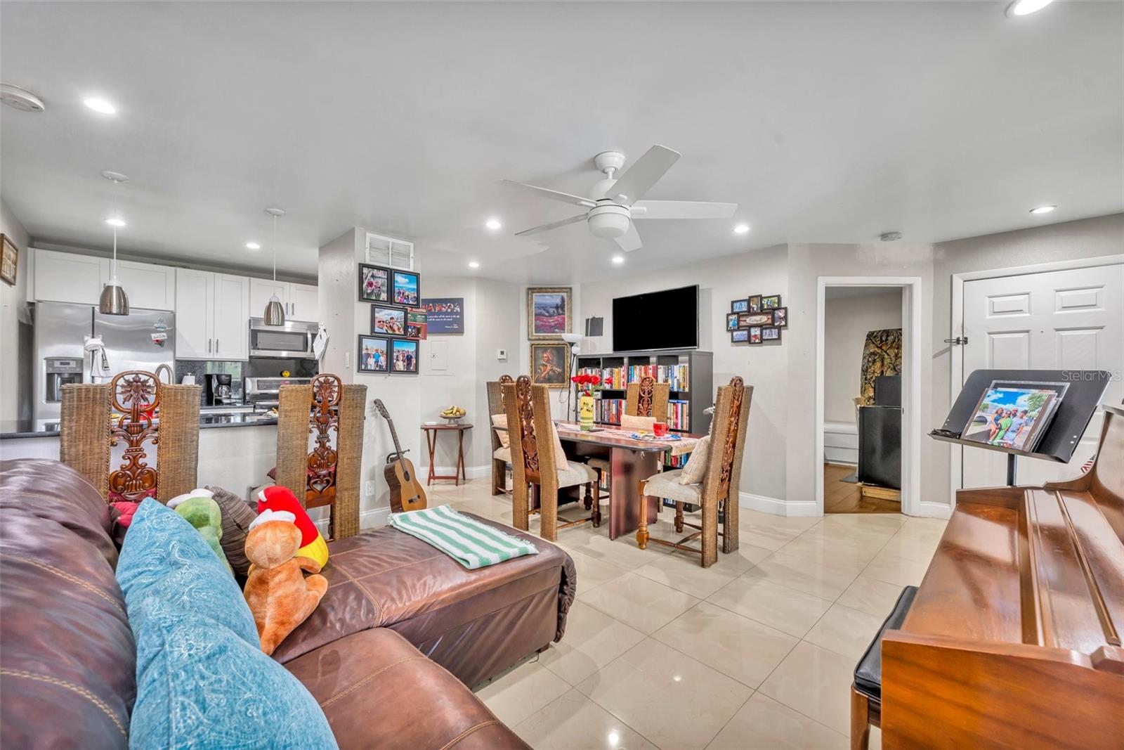Image 7 of 23 For 4740 Walden Circle 28