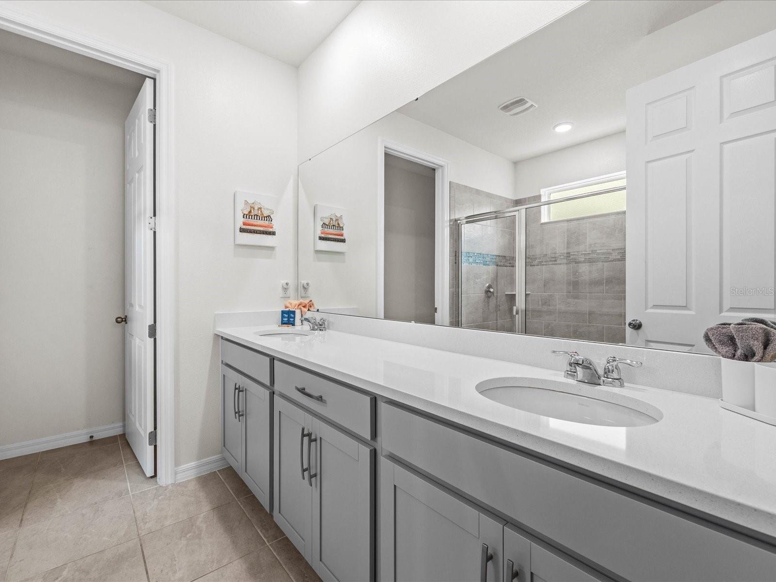 Image 13 of 56 For 1999 Tropical Palms Circle