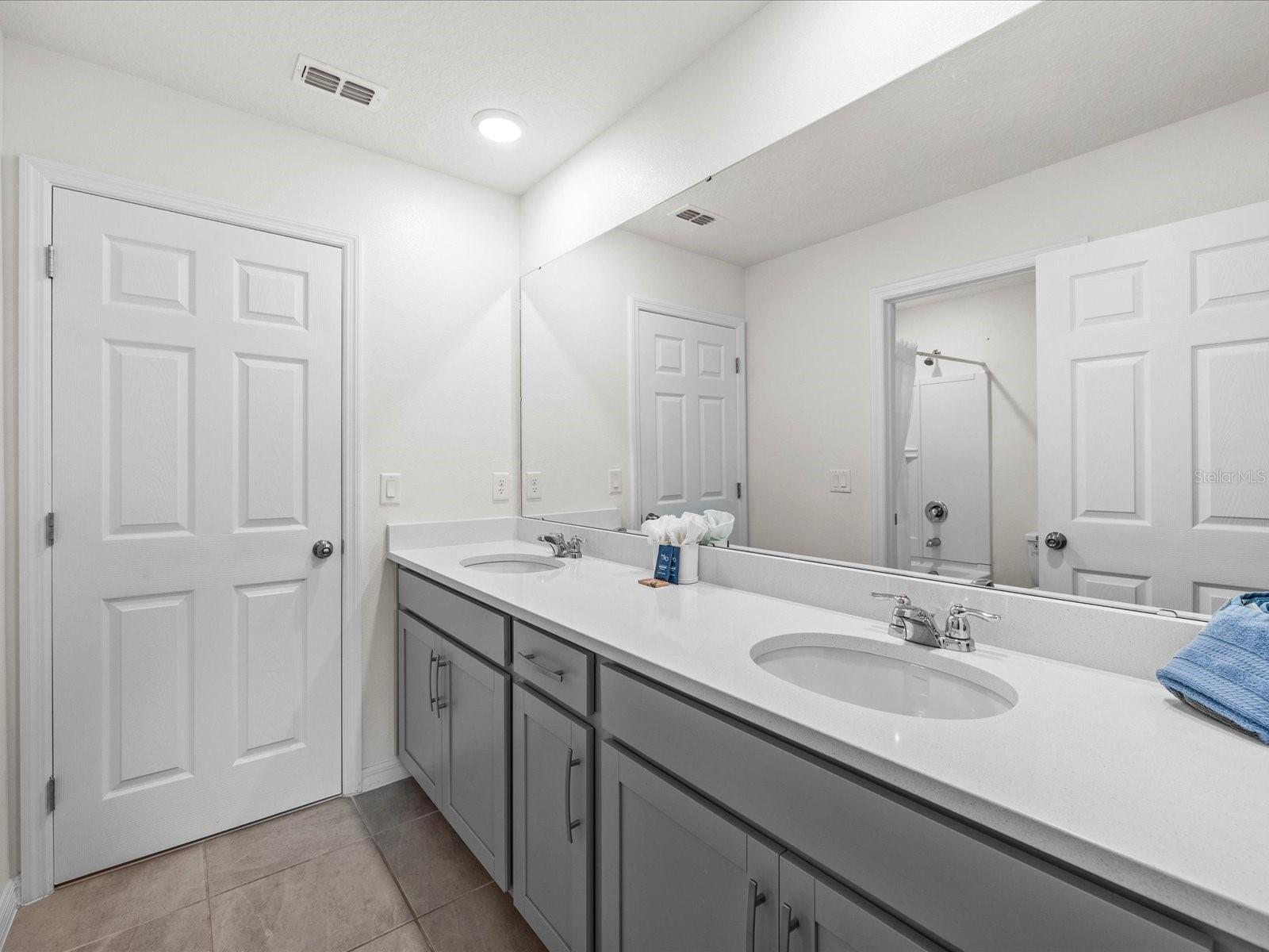 Image 20 of 56 For 1999 Tropical Palms Circle