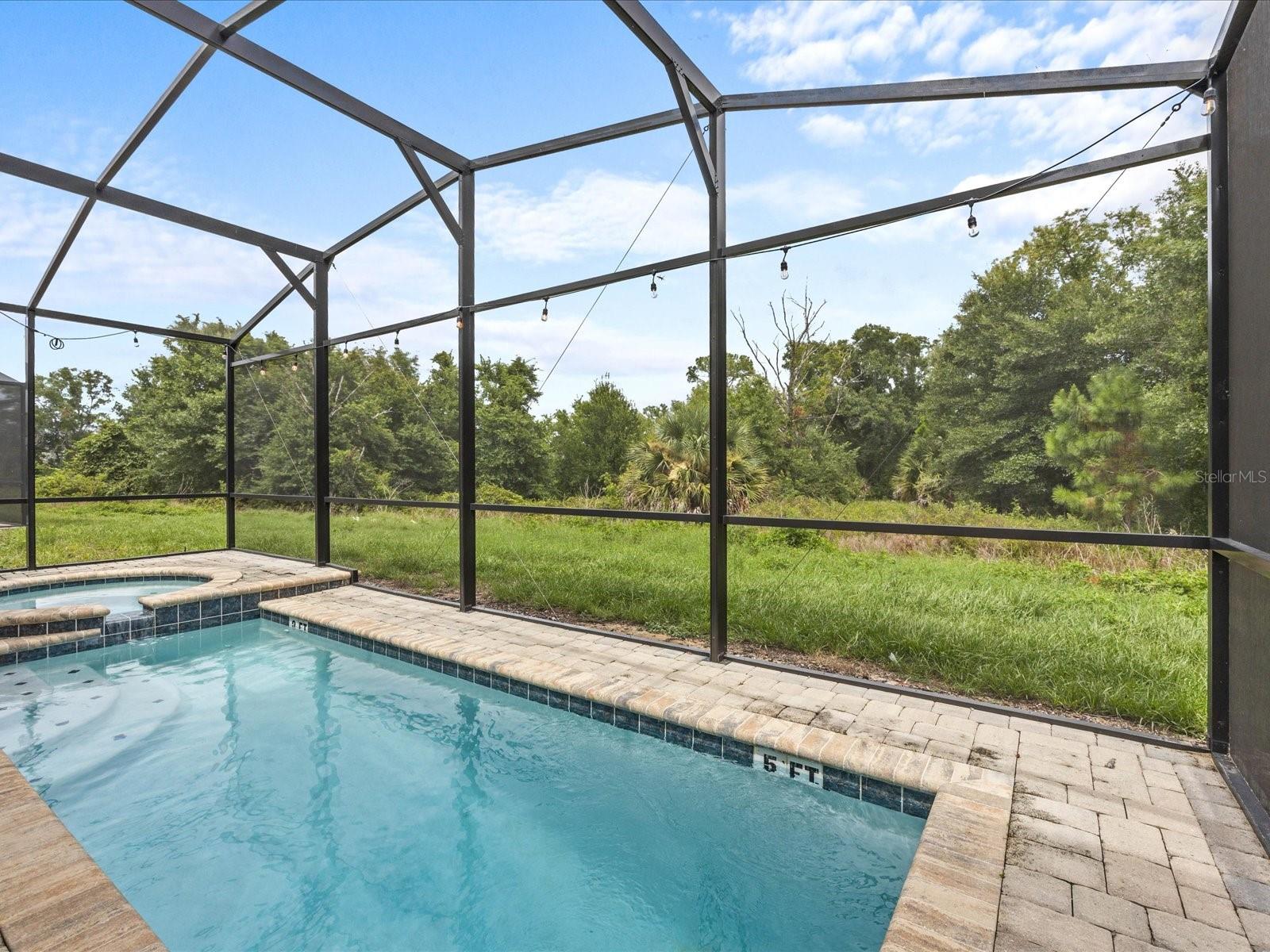 Image 39 of 56 For 1999 Tropical Palms Circle