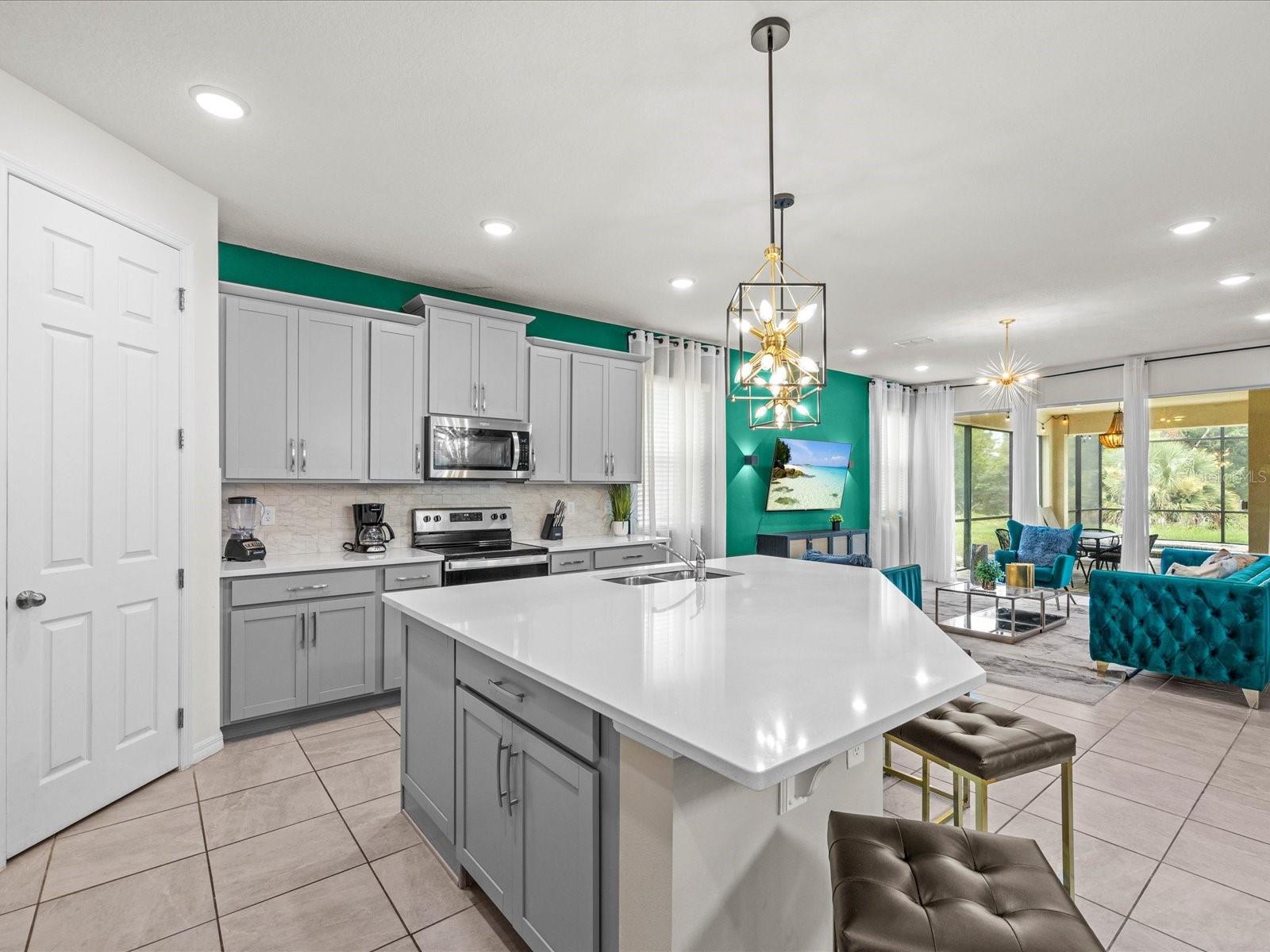 Image 8 of 56 For 1999 Tropical Palms Circle