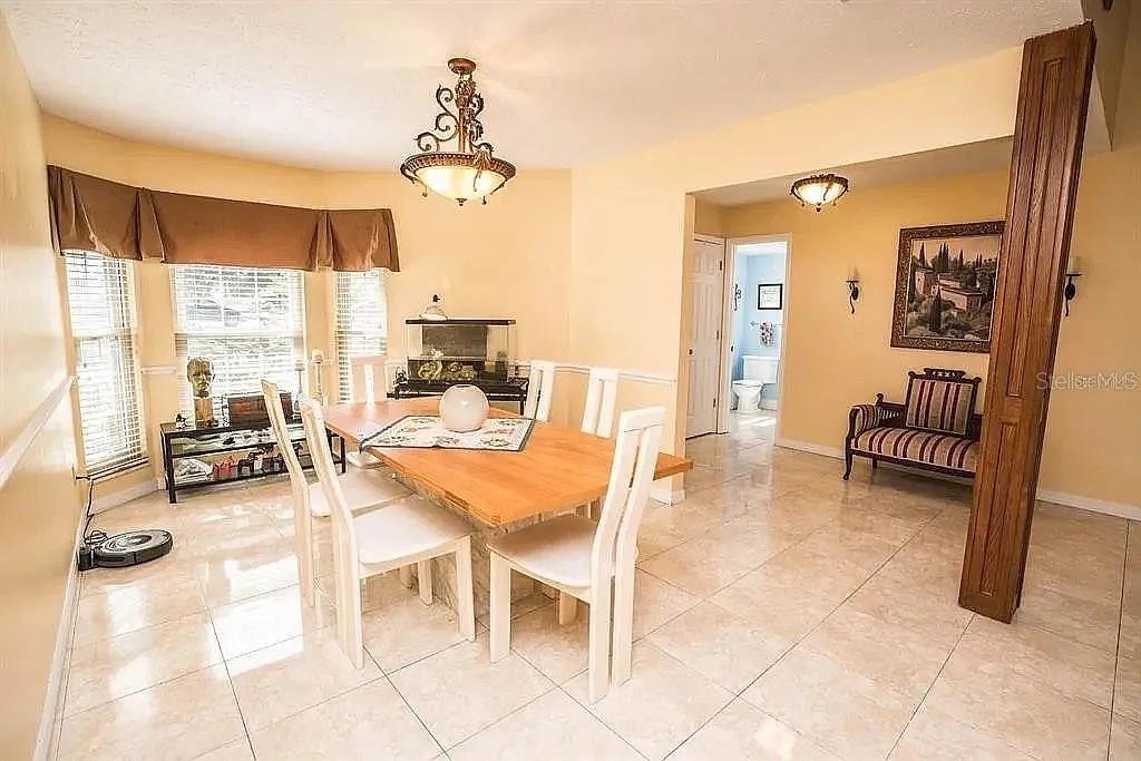 Listing photo id 17 for 3009 Ridgevale Circle