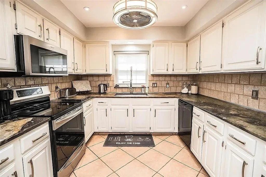 Listing photo id 18 for 3009 Ridgevale Circle
