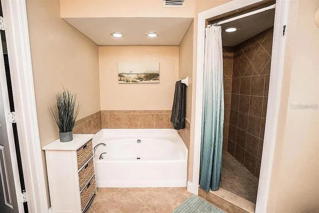 Listing photo id 20 for 3009 Ridgevale Circle