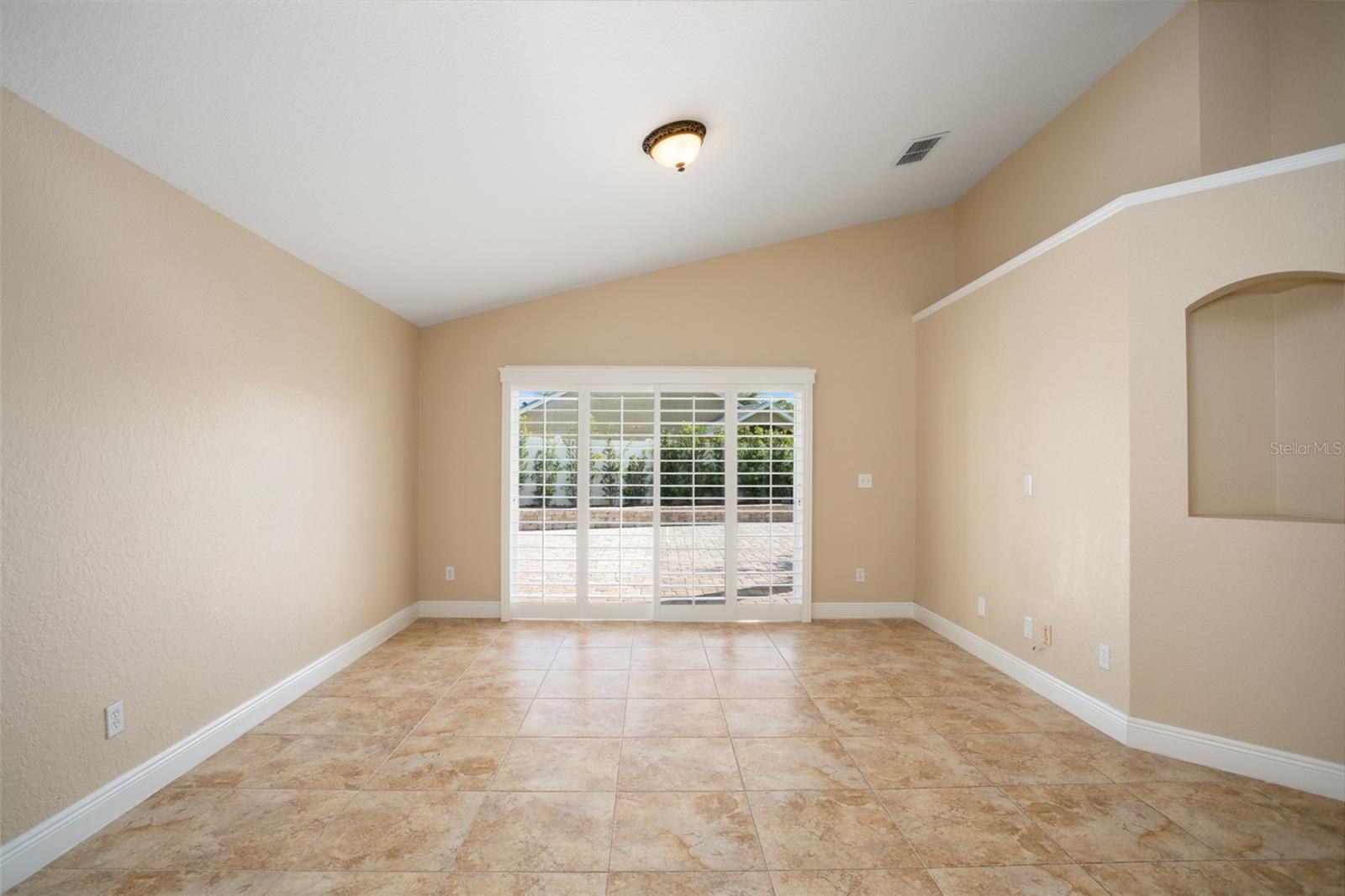 Listing photo id 8 for 2830 Alton Dr