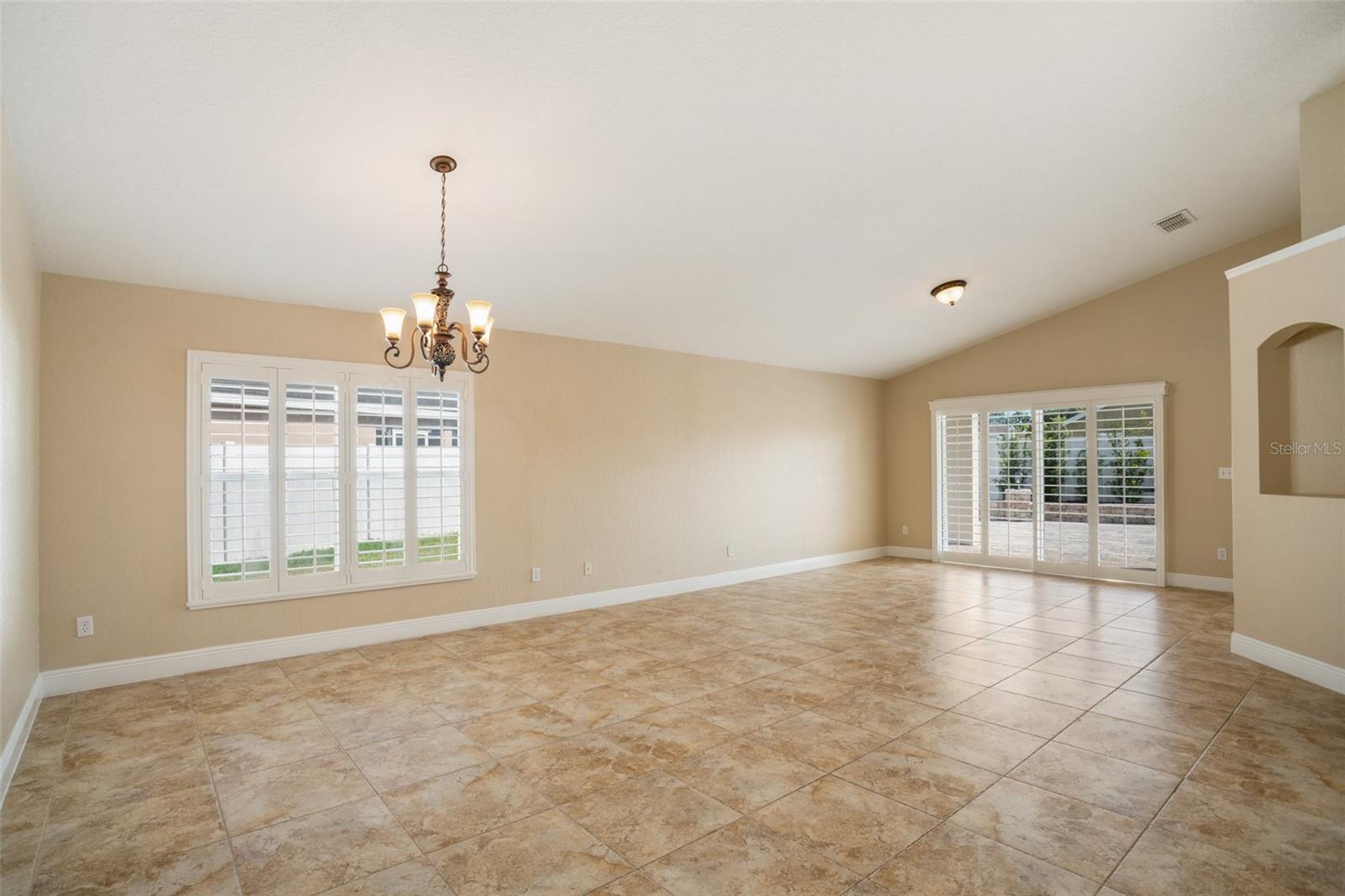 Listing photo id 9 for 2830 Alton Dr