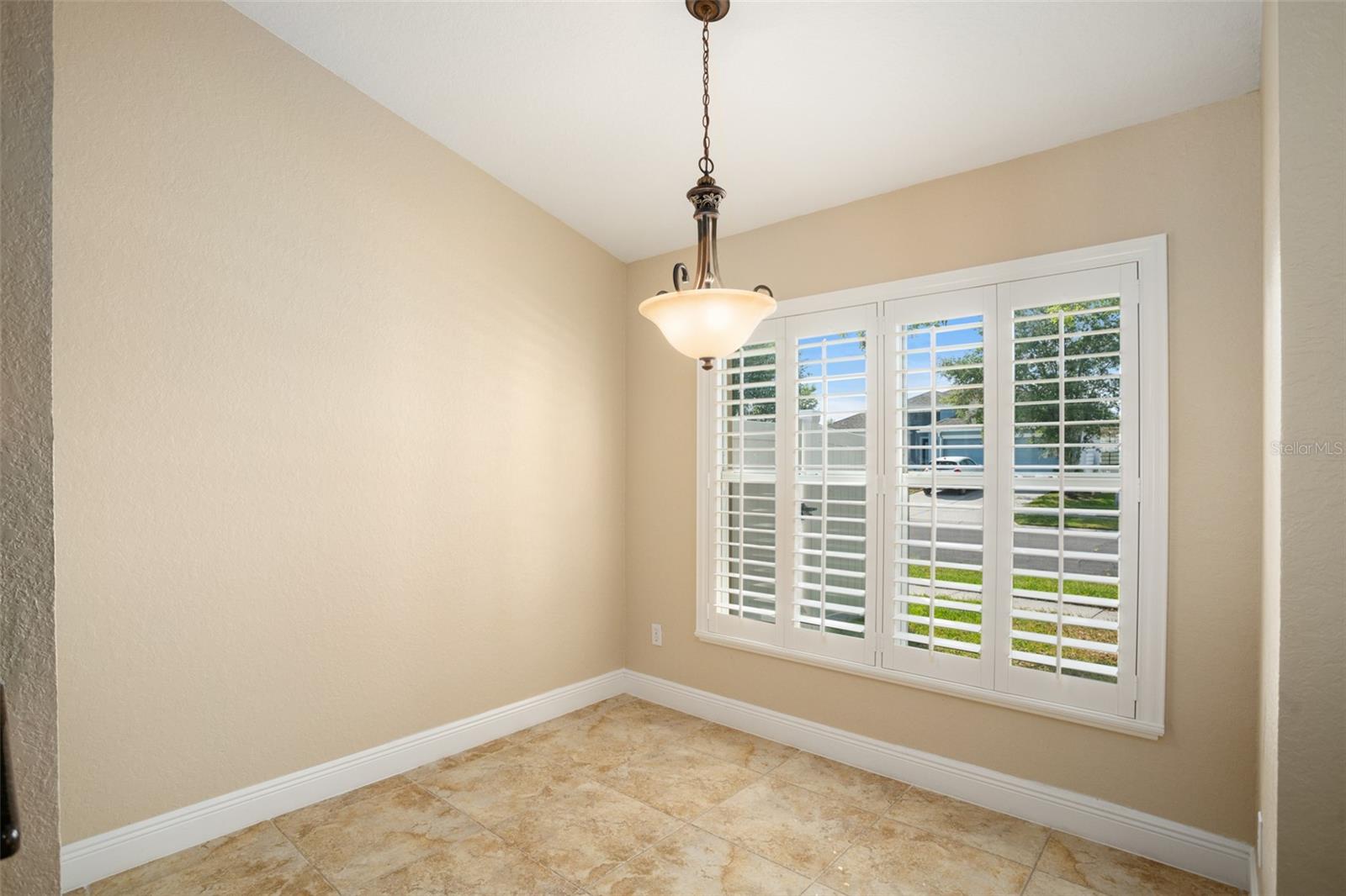 Listing photo id 10 for 2830 Alton Dr