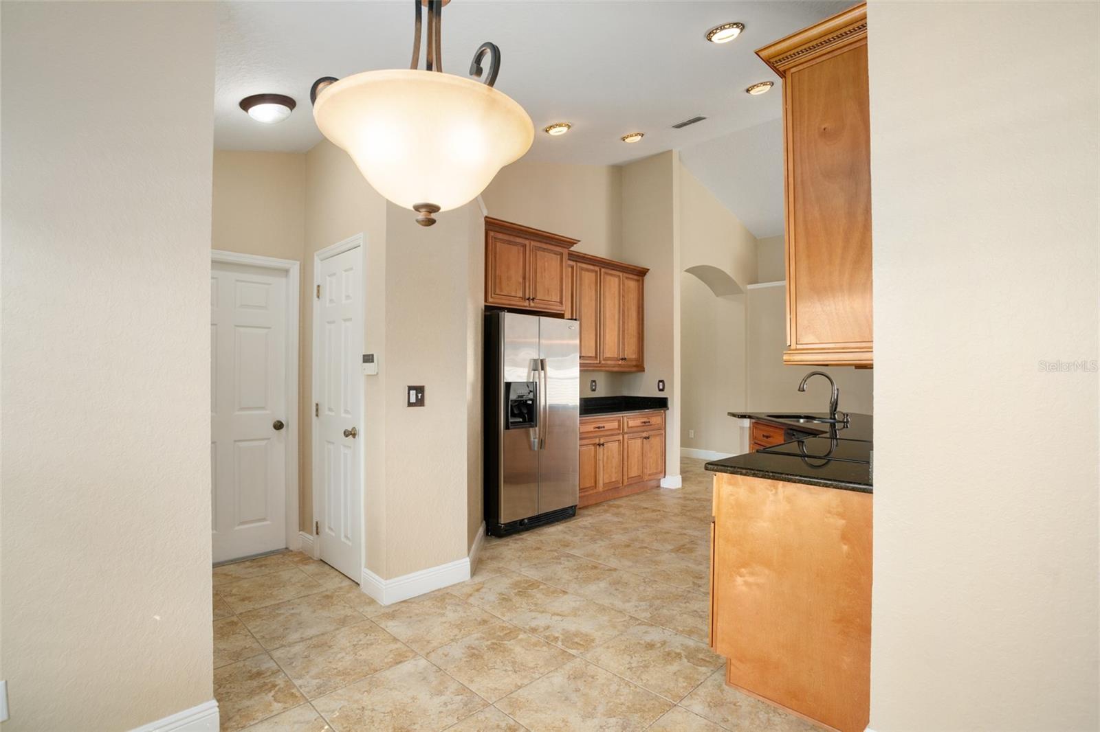 Listing photo id 11 for 2830 Alton Dr
