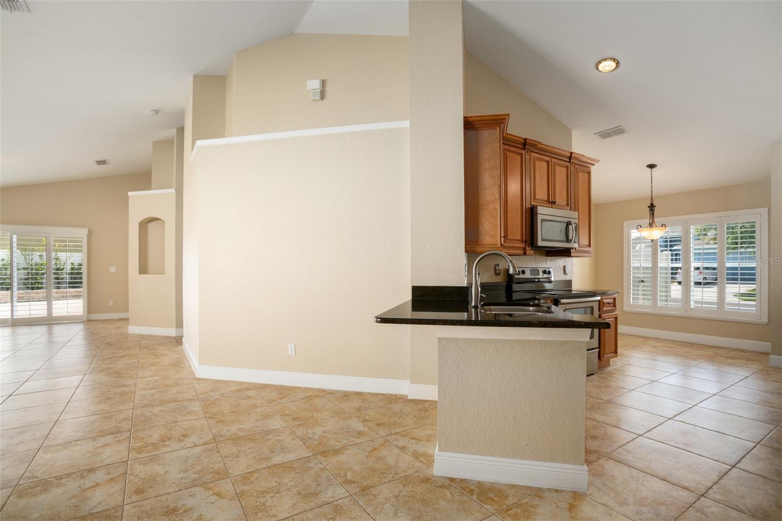 Listing photo id 12 for 2830 Alton Dr