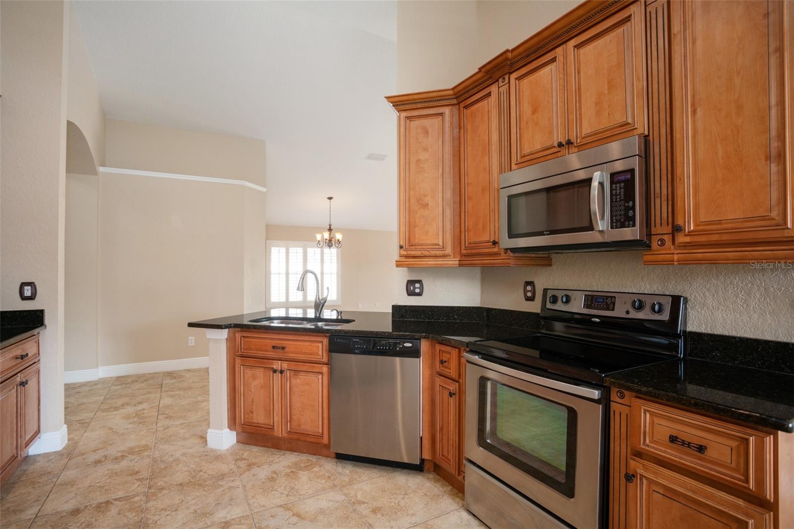 Listing photo id 13 for 2830 Alton Dr