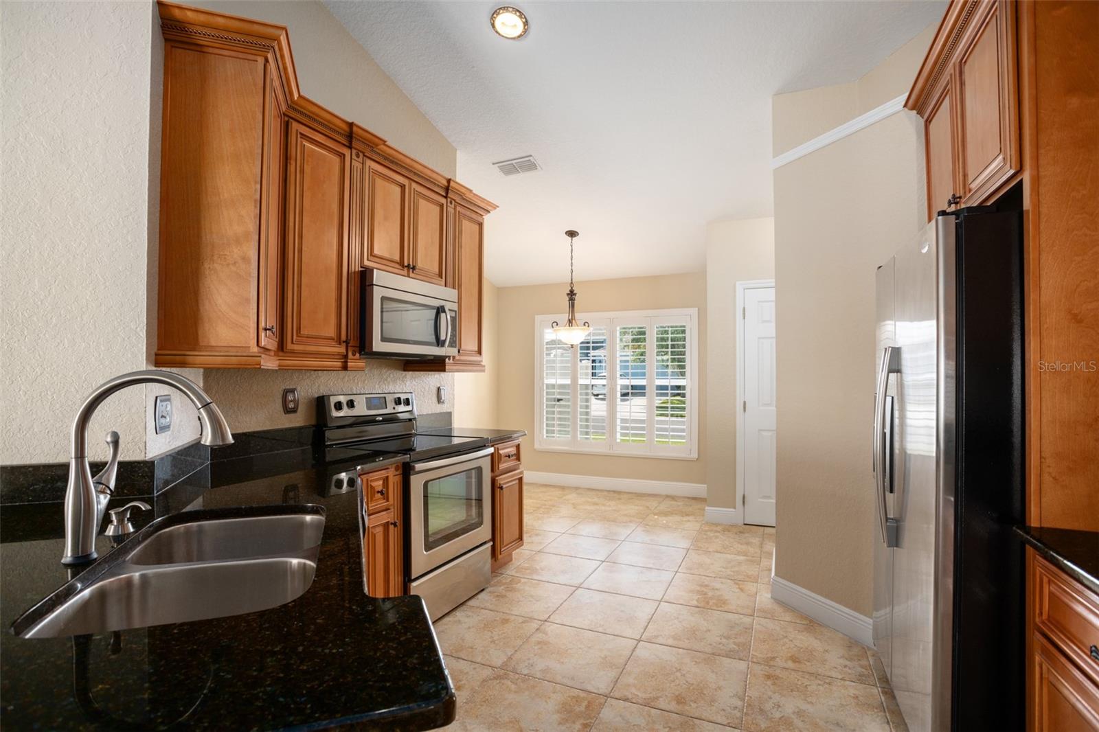 Listing photo id 15 for 2830 Alton Dr