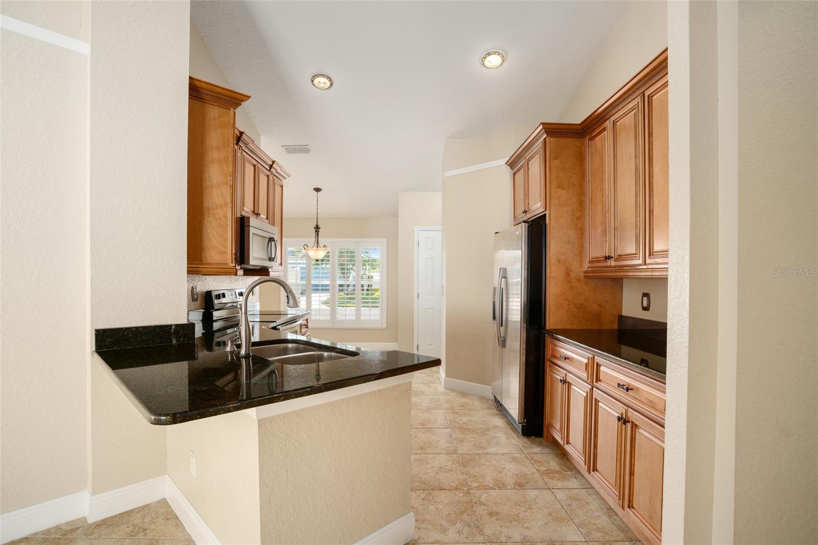 Listing photo id 16 for 2830 Alton Dr