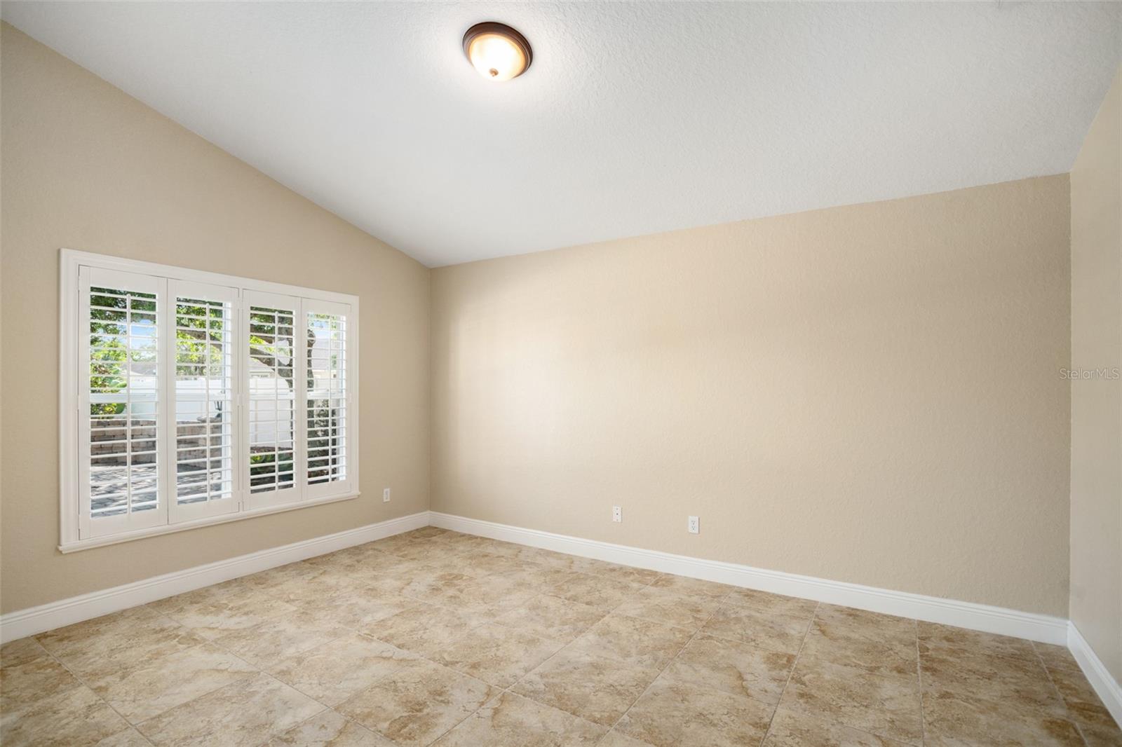 Listing photo id 17 for 2830 Alton Dr