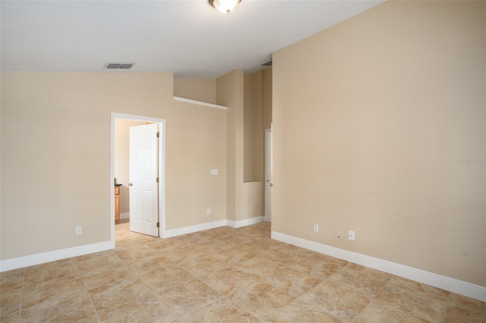 Listing photo id 18 for 2830 Alton Dr