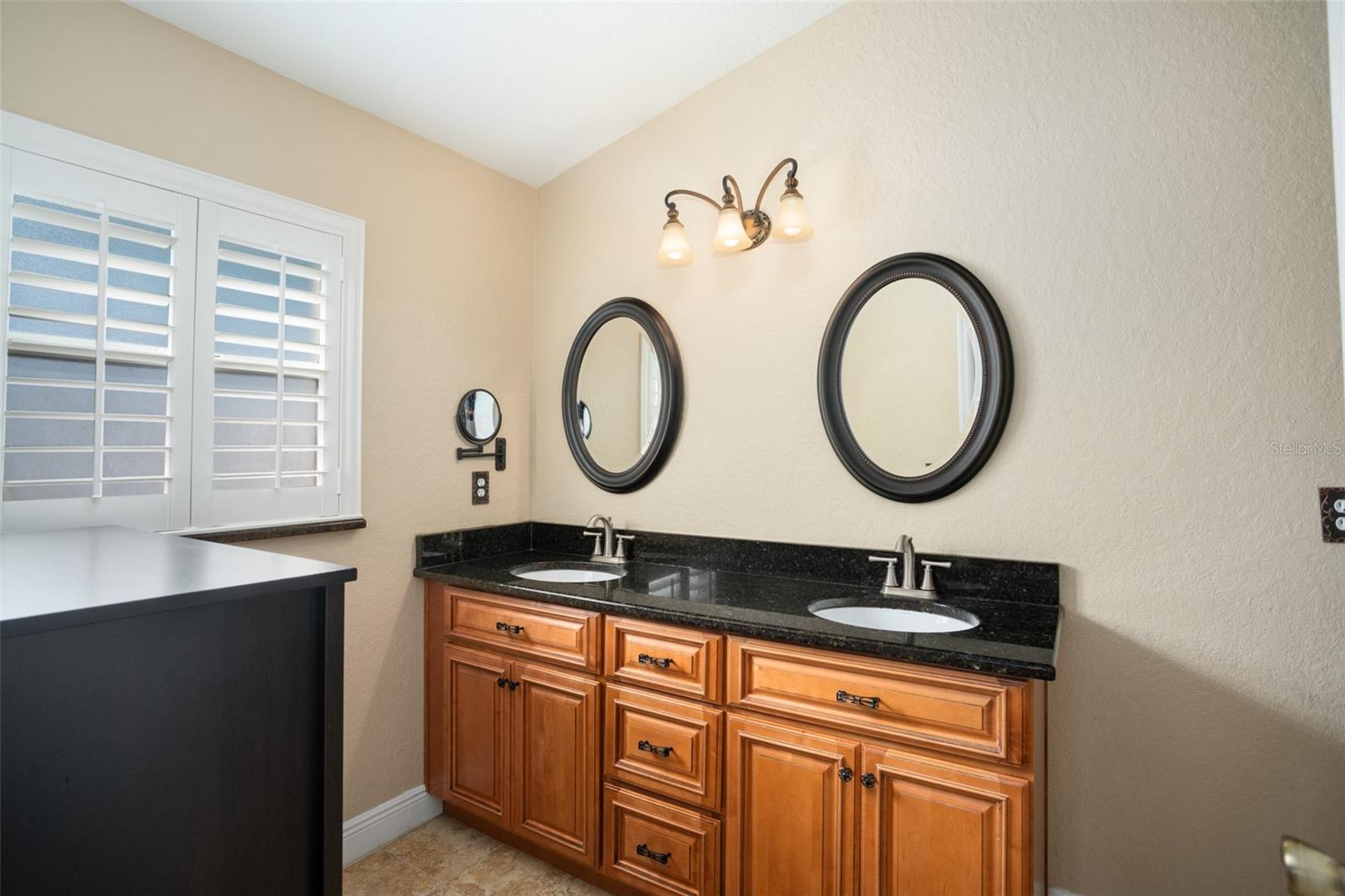 Listing photo id 19 for 2830 Alton Dr