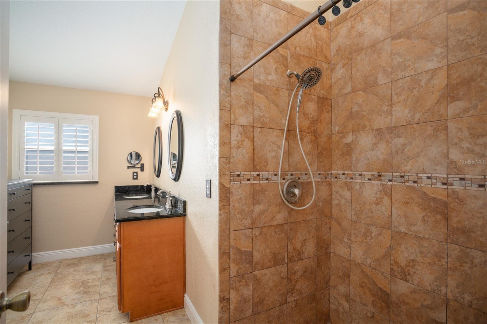 Listing photo id 20 for 2830 Alton Dr